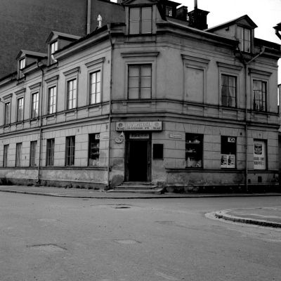 Livsmedelsaffär i korsningen av Södra Skepparegränd 1 och Skepparegatan, Karlskrona. Foto: Folke Svensson/ Blekinge museum