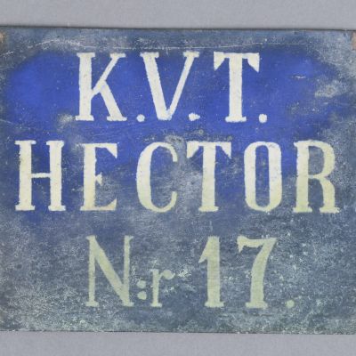 Kvartersskylt från Västerudd, Kvt. Hector Nr 17. Vit text på blåmålad botten. Tillvarataget rivningsfynd av Thomas Persson, Blekinge Läns Museum.