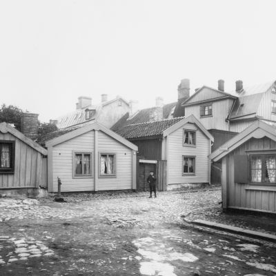 Skepparegränd 19 till vänster. På Västerudden. Blekinge Museum (Ca 1915)