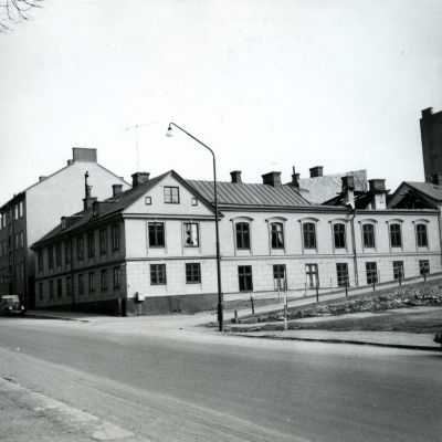 Utrymt bostadshus på Amiralitetsgatan 23 i korsning med Skepparegatan 22. (1962) Senare rivet 1963. Foto Jonny Romberg/Blekinge museum