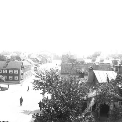Fotografi över Skepparegatan mot backen upp till Västerudden. Blekinge Museum (1900-tal)