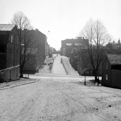 Fotot är taget söderut på Skepparegatan i Karlskrona. Den korsande vägen är Amiralitetsgatan. Blekinge Museum